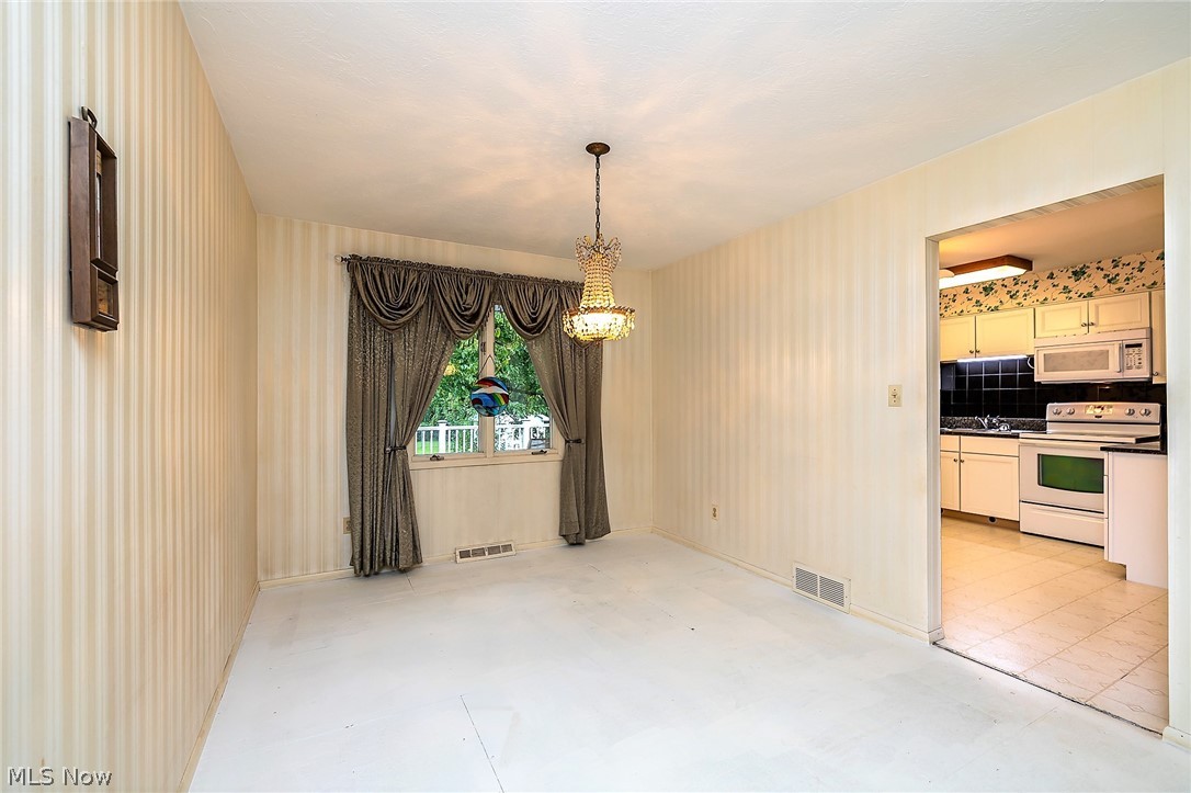 958 Lander Road Cleveland, OH 44143 - Photo 6 of 32