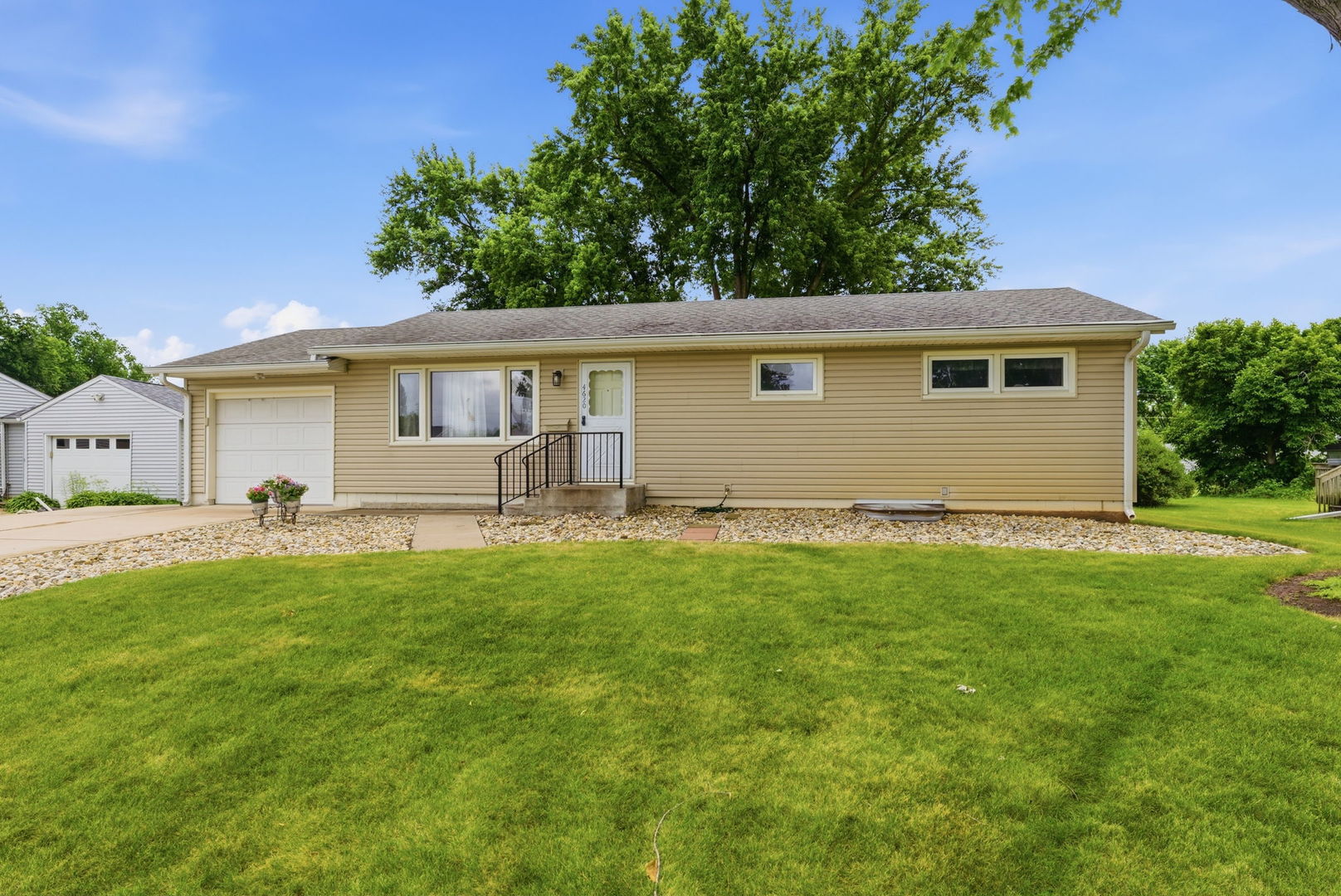 4620 50th Avenue Moline, IL 61265 - Photo 4 of 38
