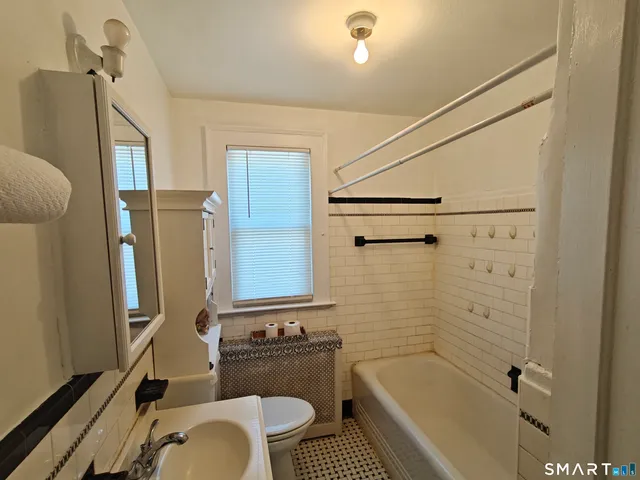 $1,595 | 98 Gilbert Avenue, Unit 2, New Haven, CT 06511