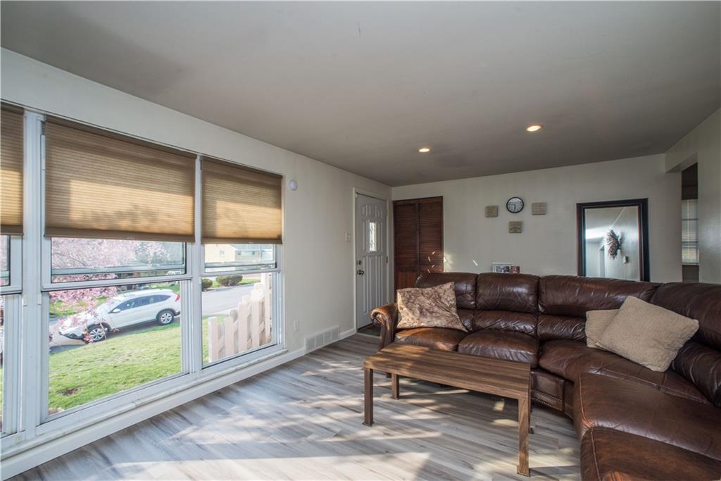422 Livingston Road West Mifflin, PA 15122 - Photo 3 of 22 Gallery Image 3