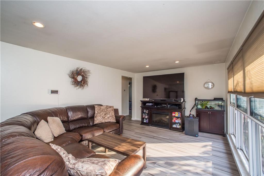 422 Livingston Road West Mifflin, PA 15122 - Photo 4 of 22 Gallery Image 4