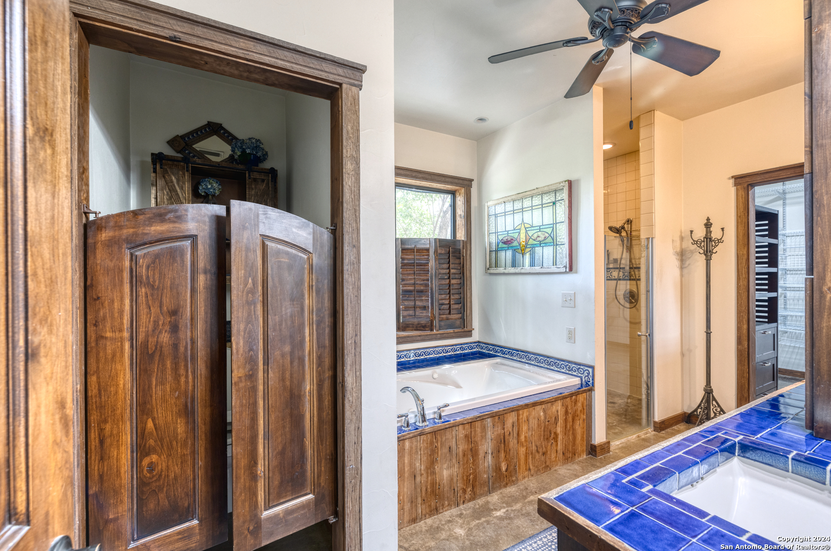1242 River Road Concan, TX 78838 - Photo 15 of 42 a living room with a bed and a chandelier