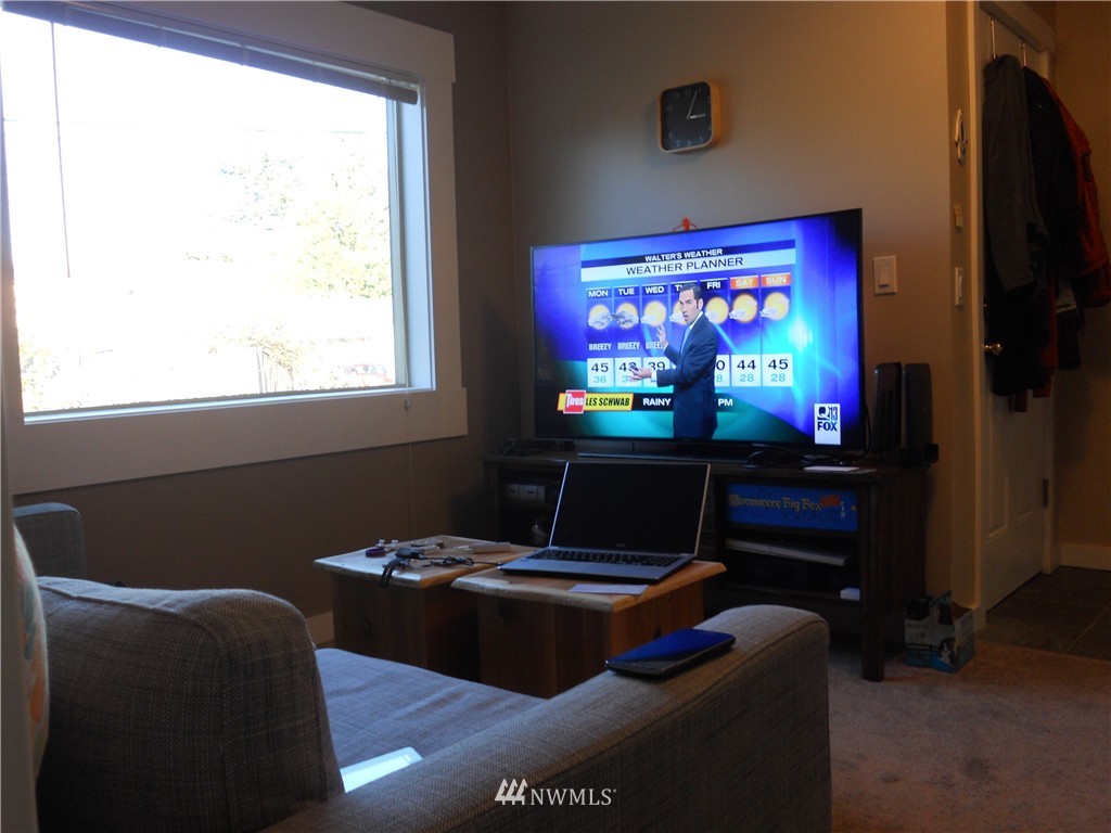 705 North 88th Street Seattle, WA 98103 - Photo 20 of 22 a room with furniture projector and screen