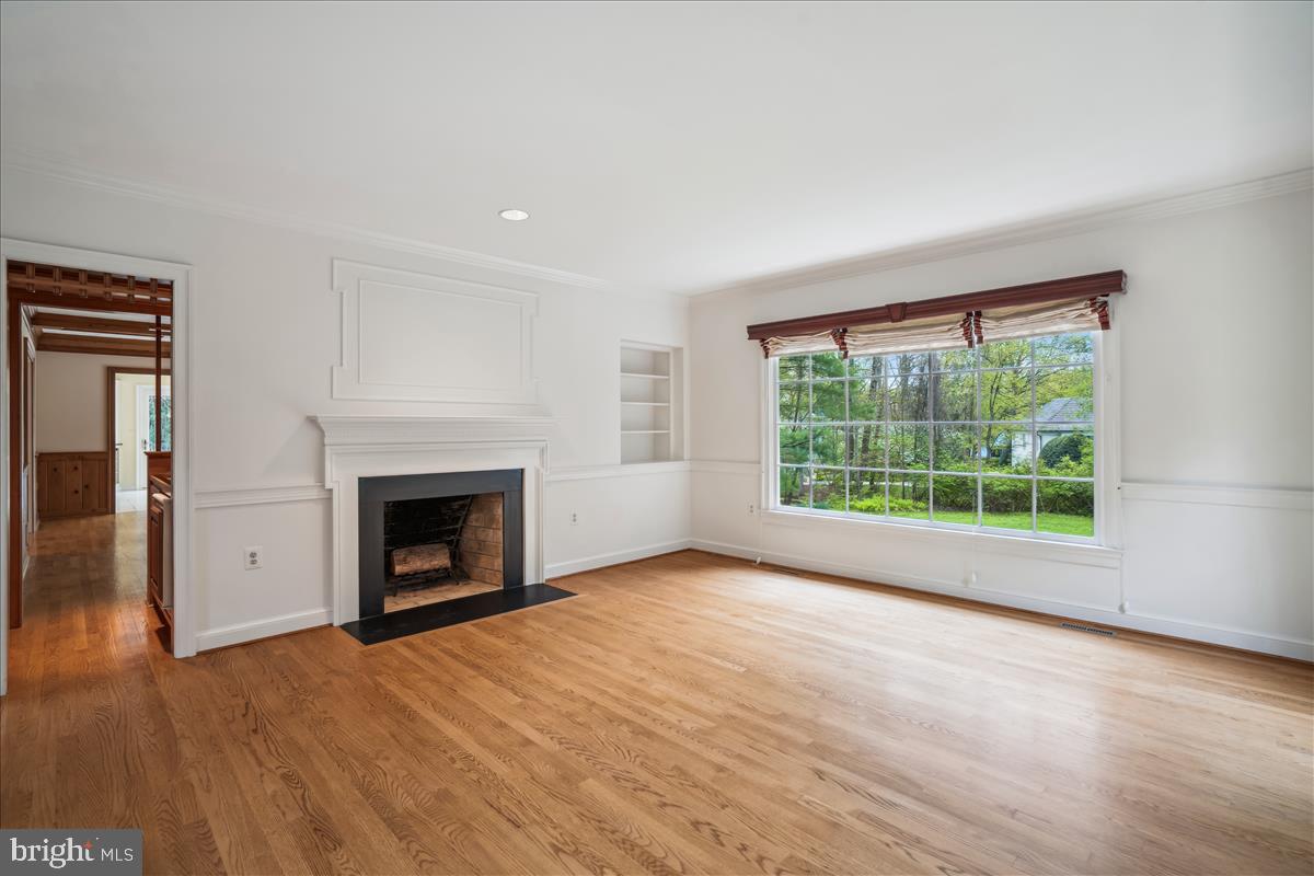 8627 Burdette Road Bethesda, MD 20817 - Photo 10 of 67 Living room