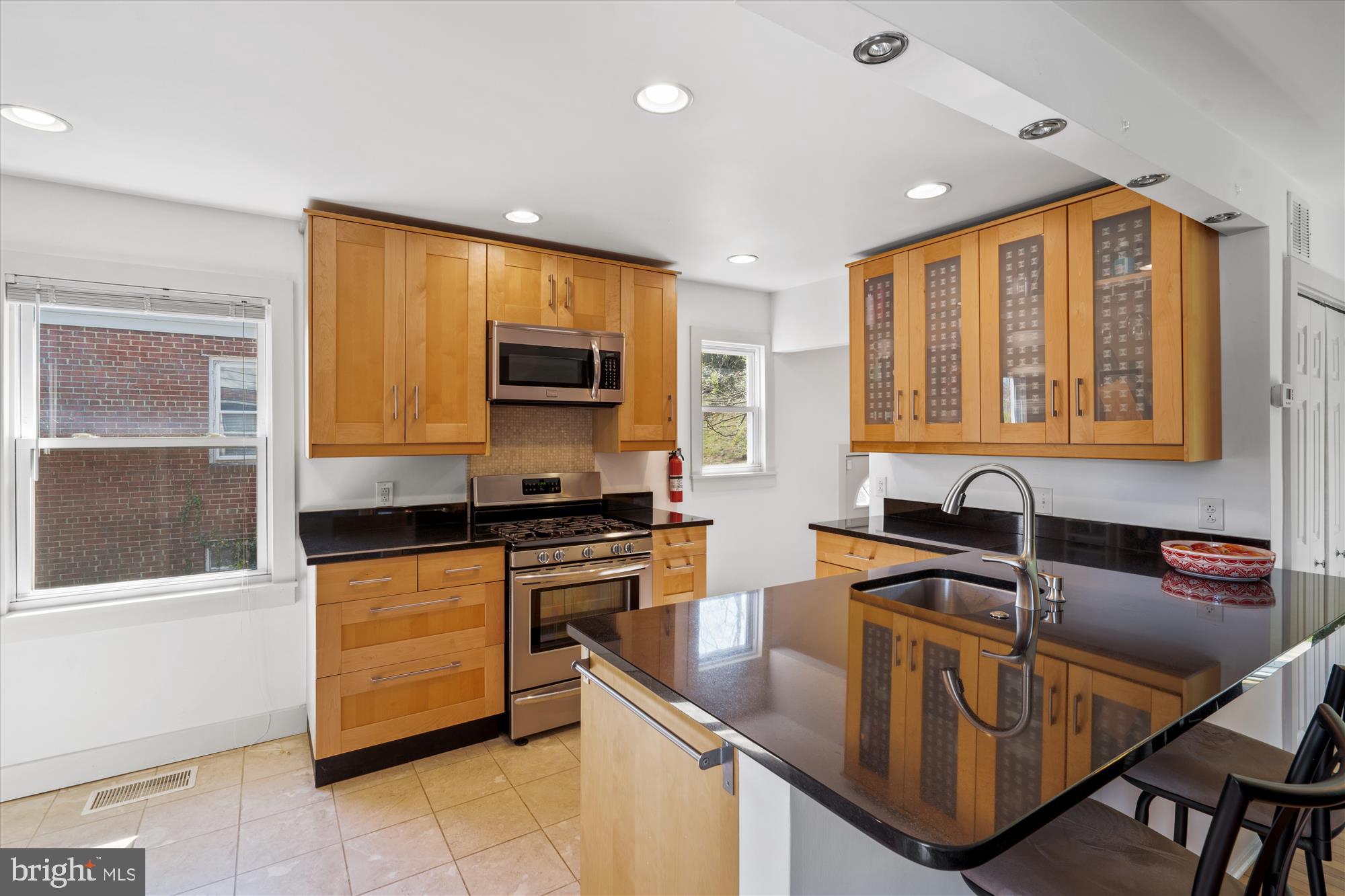Kitchen w/breakfast bar