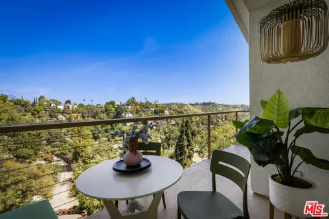 $1,295,000 | 544 Dove Drive, Los Angeles, CA 90065
