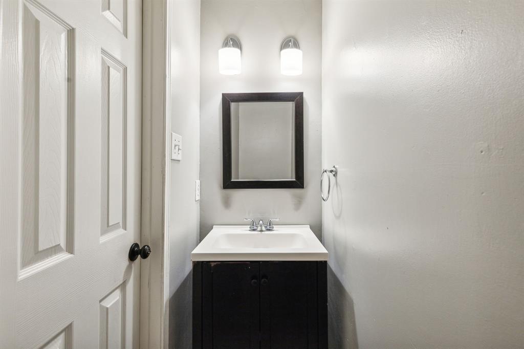 400 Moss Hill Road Irving, TX 75063 - Photo 13 of 26 Half Bath on First Floor