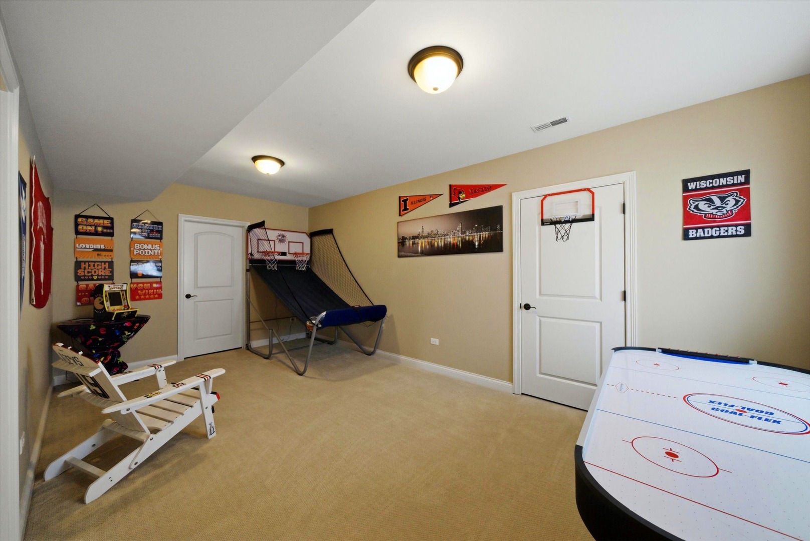2061 Windham Circle Wheaton, IL 60187 - Photo 22 of 35 a room with furniture and white walls
