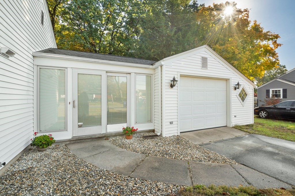 65 Glenvale Street Springfield, MA 01119 - Photo 5 of 39