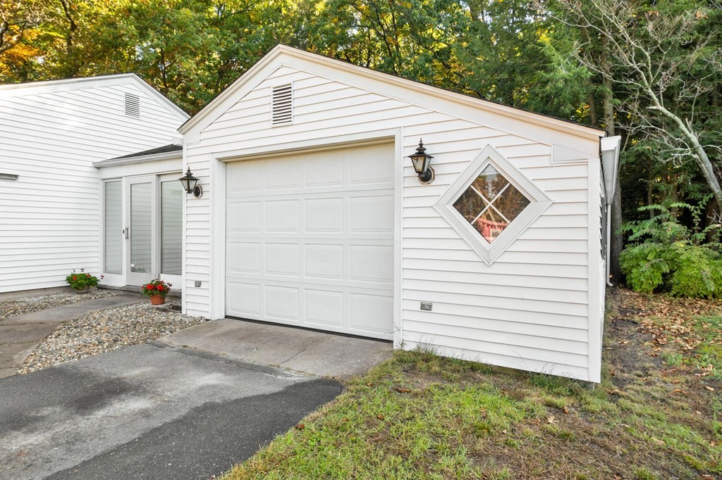 65 Glenvale Street Springfield, MA 01119 - Photo 6 of 39