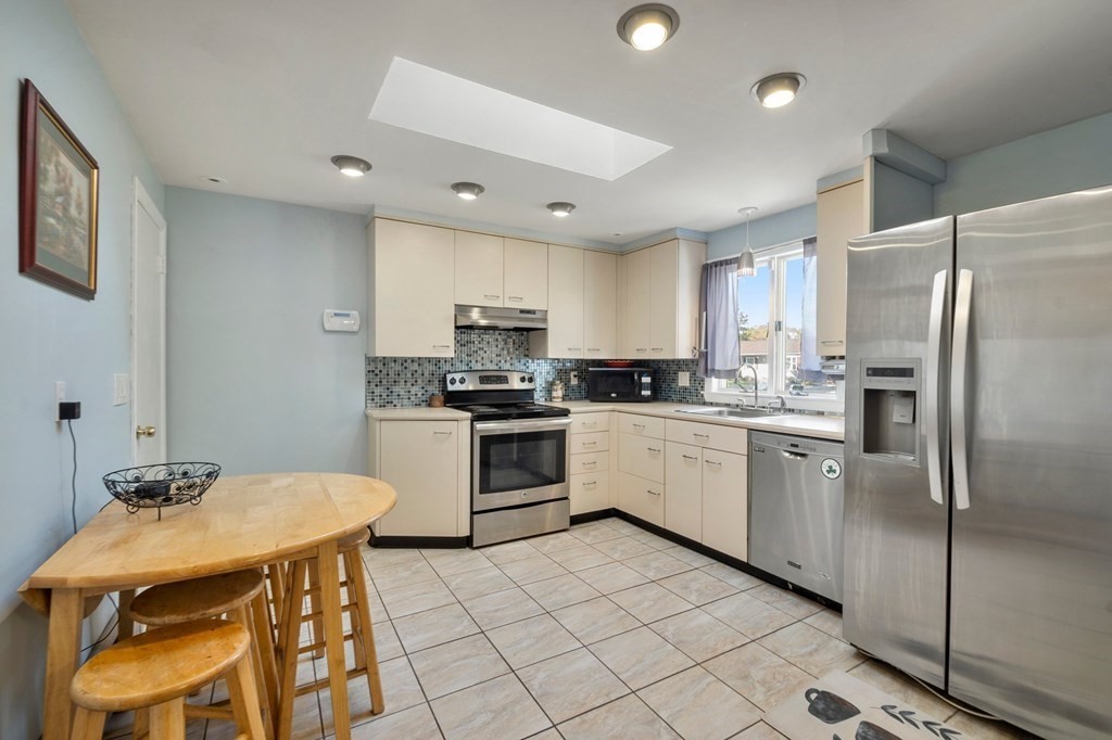 65 Glenvale Street Springfield, MA 01119 - Photo 7 of 39