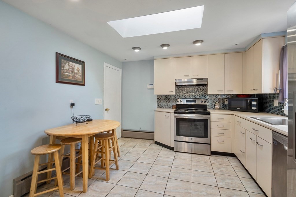 65 Glenvale Street Springfield, MA 01119 - Photo 8 of 39