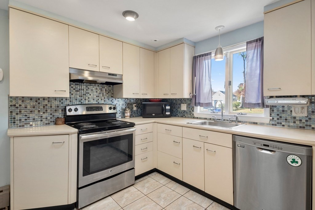 65 Glenvale Street Springfield, MA 01119 - Photo 9 of 39