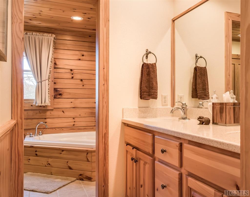 271 Rendezvous Ridge, Unit B Cashiers, NC 28717 - Photo 18 of 25 Gallery Image 18