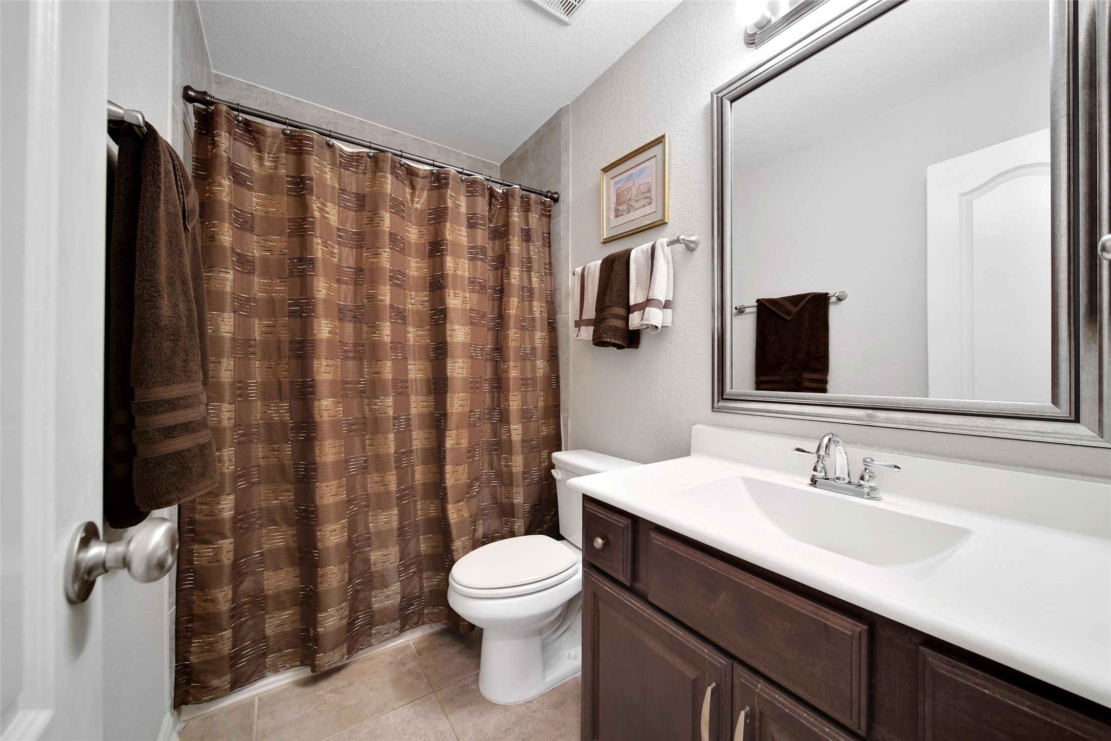 214 Pleasant Hill Way Conroe, TX 77304 - Photo 27 of 43 Centrally located between the secondary bedrooms is the guest bath.