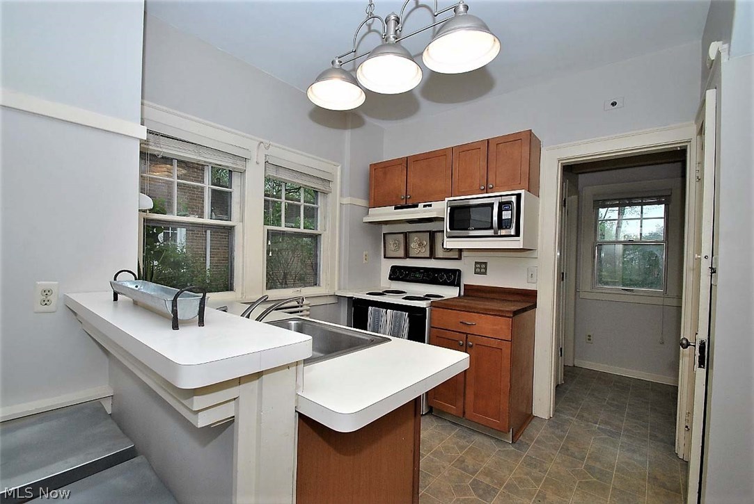2448 Queenston Road Cleveland, OH 44118 - Photo 10 of 22 Gallery Image 10