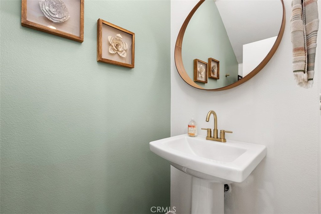 344 Zest Lane Fallbrook, CA 92028 - Photo 15 of 36 a bathroom with a sink and a mirror