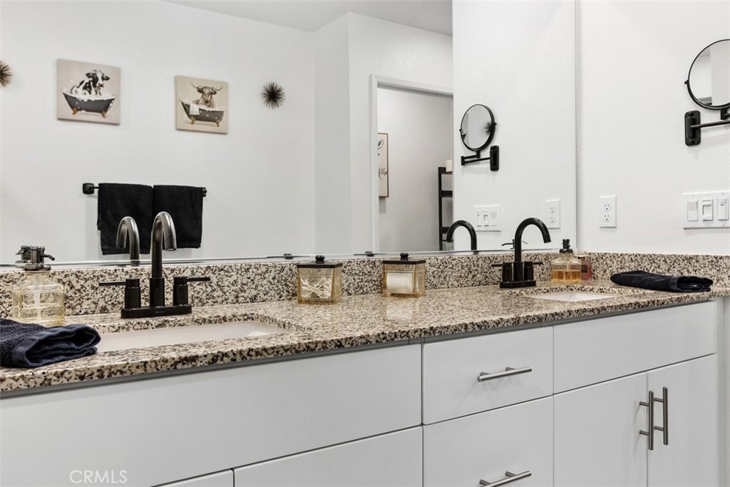 344 Zest Lane Fallbrook, CA 92028 - Photo 23 of 36 a bathroom with double sink and a mirror