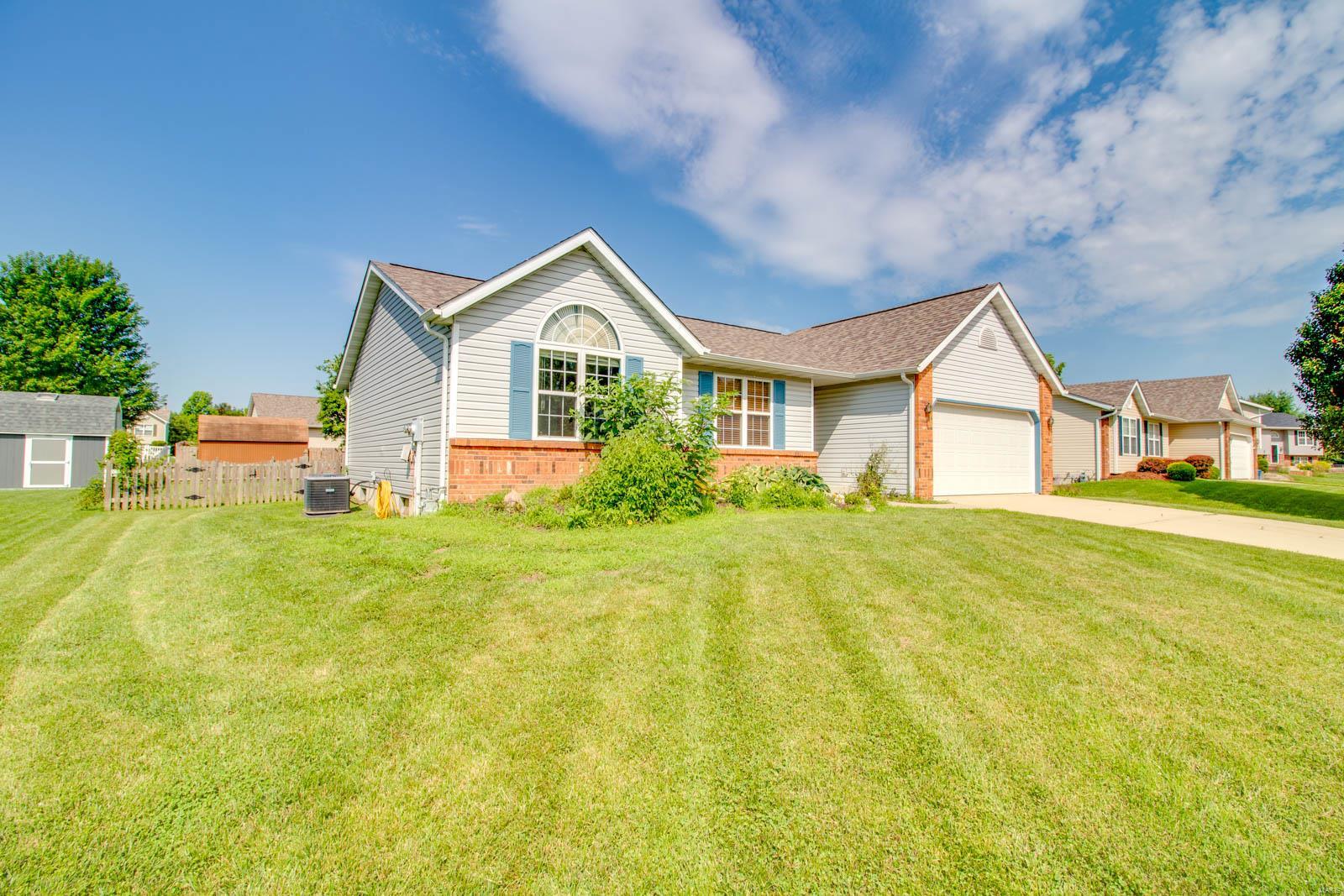 124 Ridge Drive Maryville, IL 62062 - Photo 2 of 25 Gallery Image 2