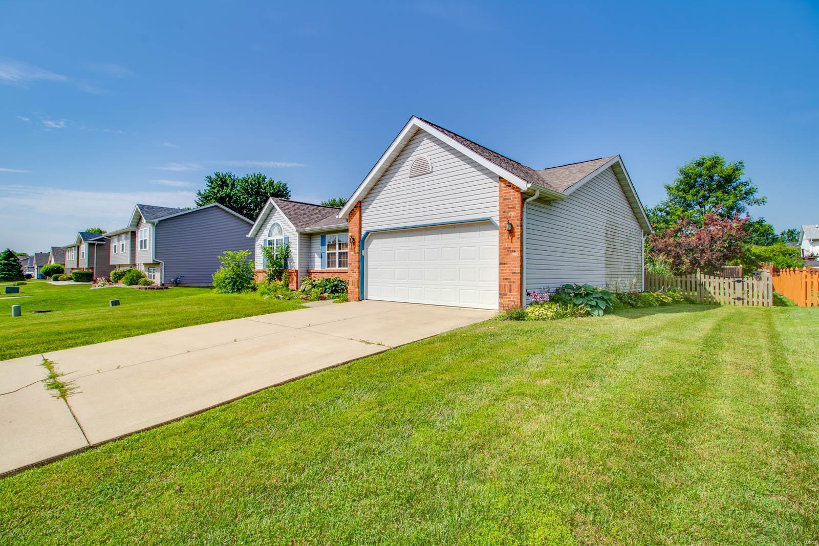 124 Ridge Drive Maryville, IL 62062 - Photo 3 of 25 Gallery Image 3