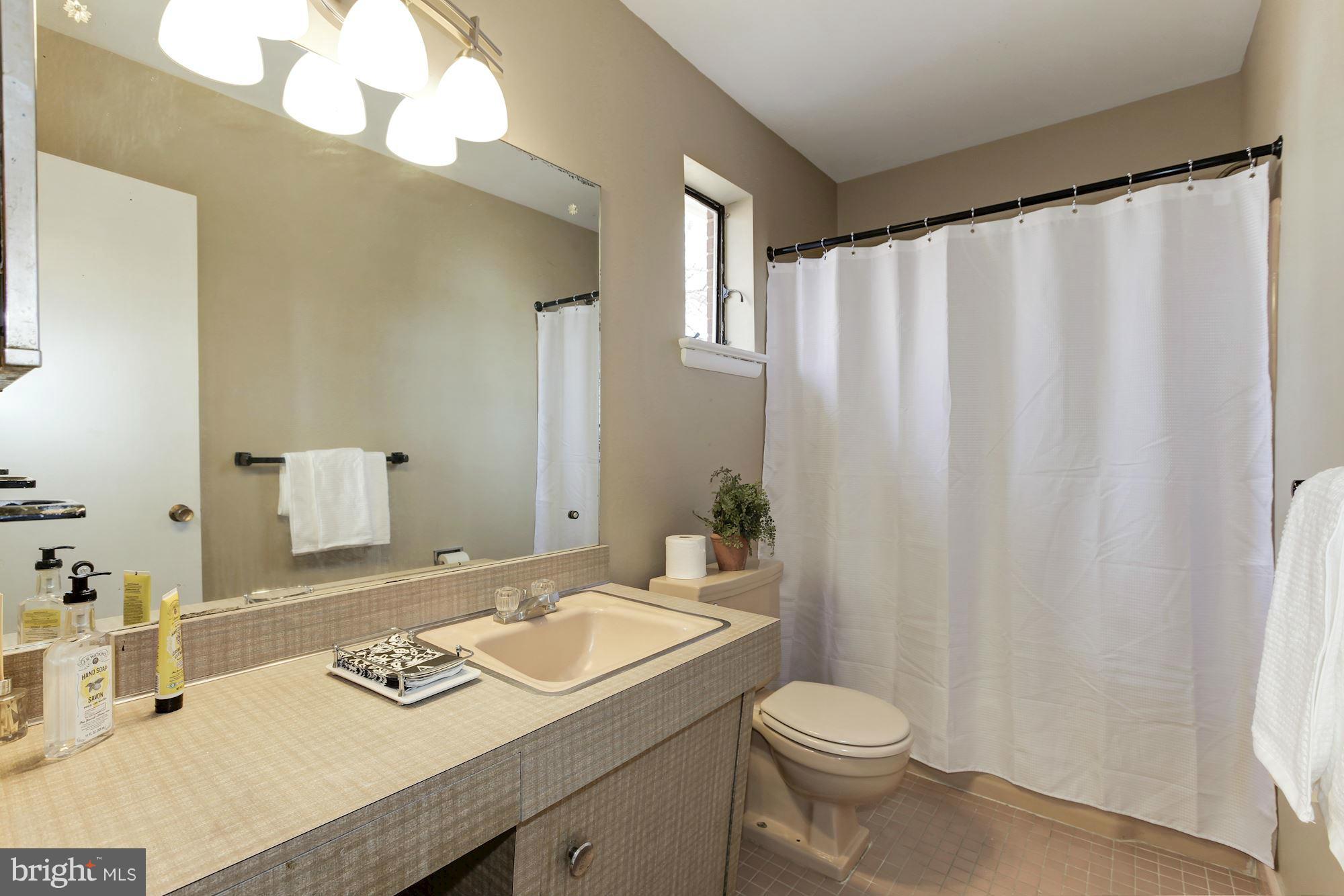 6400 Redwing Road Bethesda, MD 20817 - Photo 28 of 30 Bath