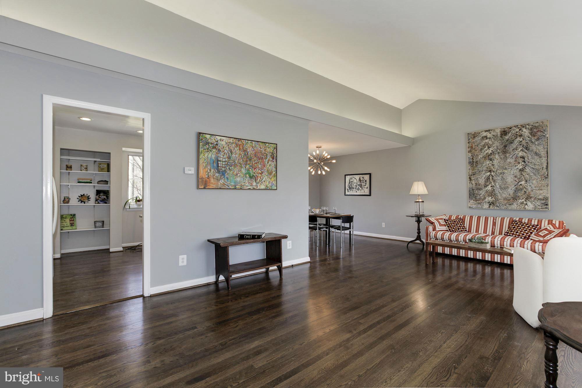 6400 Redwing Road Bethesda, MD 20817 - Photo 4 of 30 Living Room