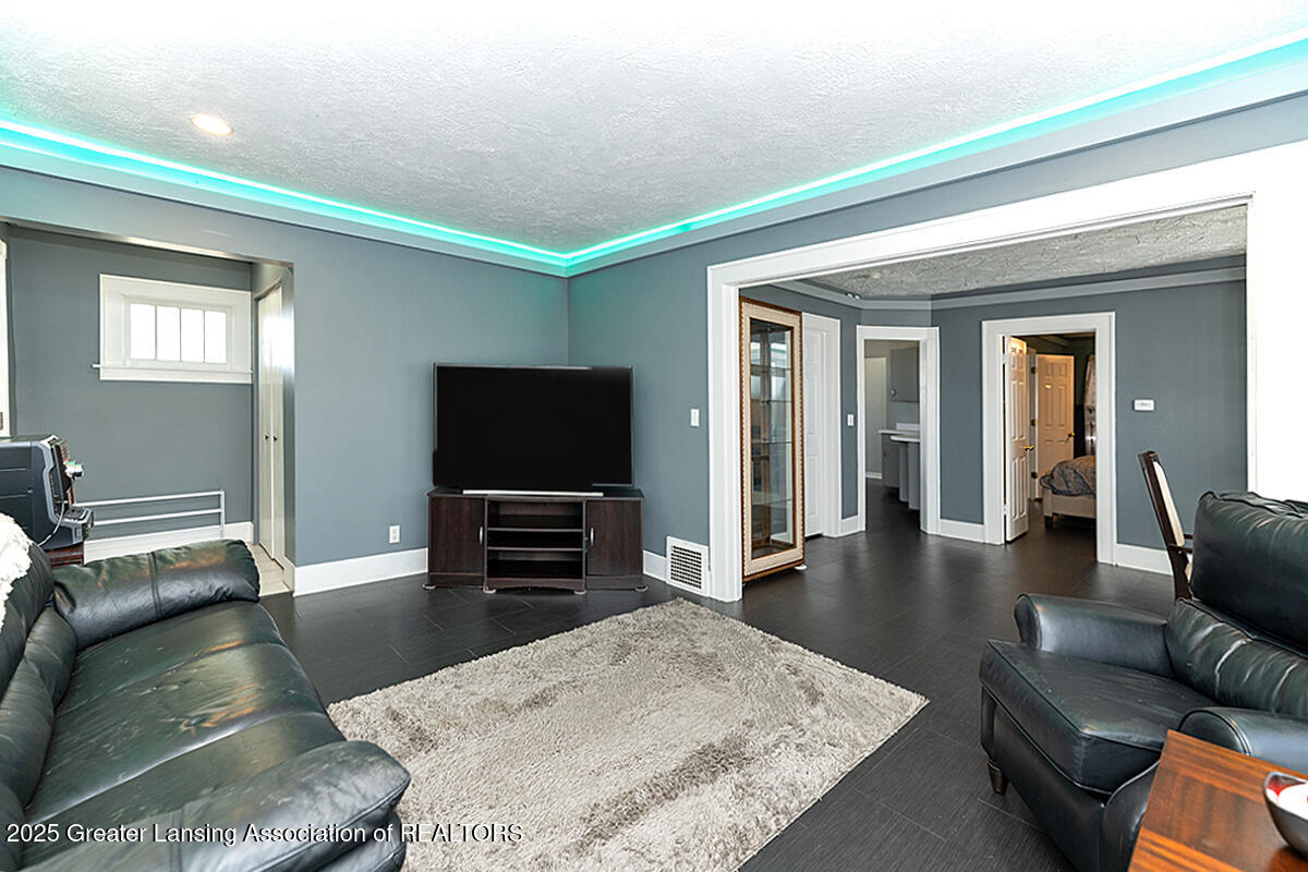 1642 Coolidge Road East Lansing, MI 48823 - Photo 6 of 23 05