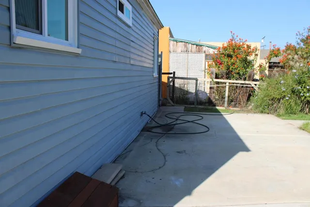 a view of a back yard