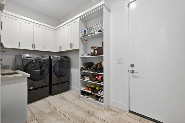 a view of a backyard