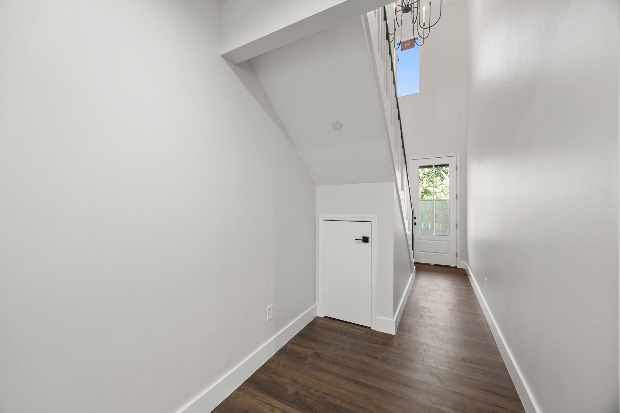 4611 Dewberry Street, Unit C Houston, TX 77021 - Photo 9 of 34 a view of a hallway with wooden floor