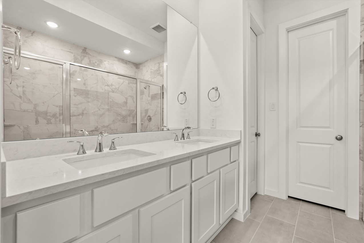 308 Fields Lane Montgomery, TX 77316 - Photo 13 of 25 Primary Bathroom