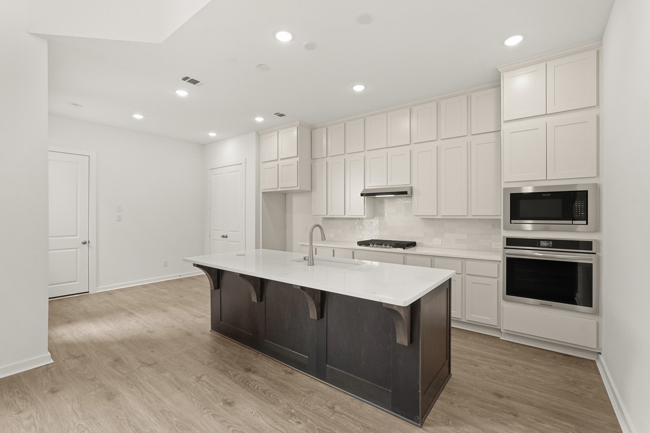 308 Fields Lane Montgomery, TX 77316 - Photo 7 of 25 Kitchen