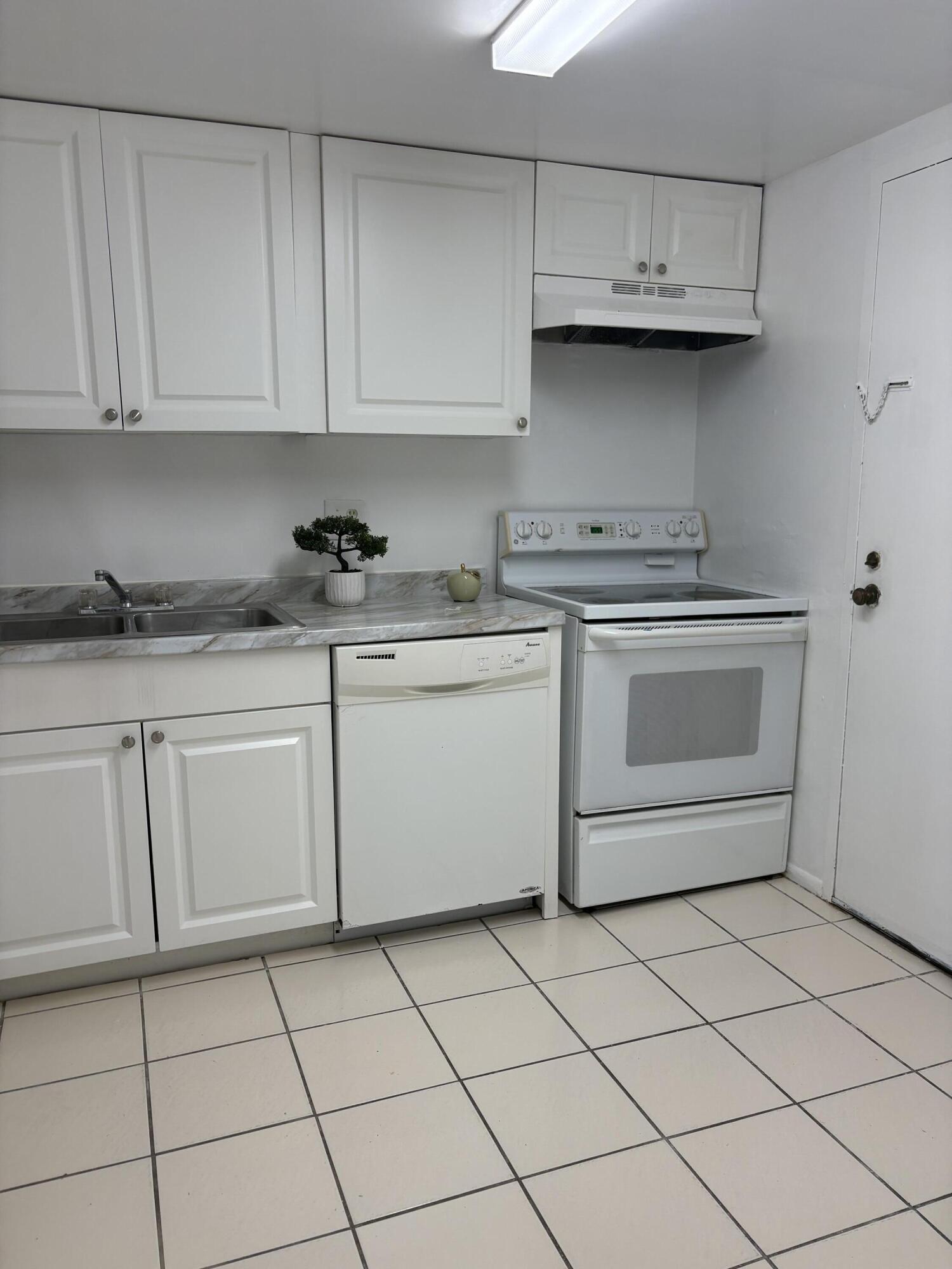 3720 Inverrary Drive, Unit 1H Lauderhill, FL 33319 - Photo 7 of 24 IMG_2006