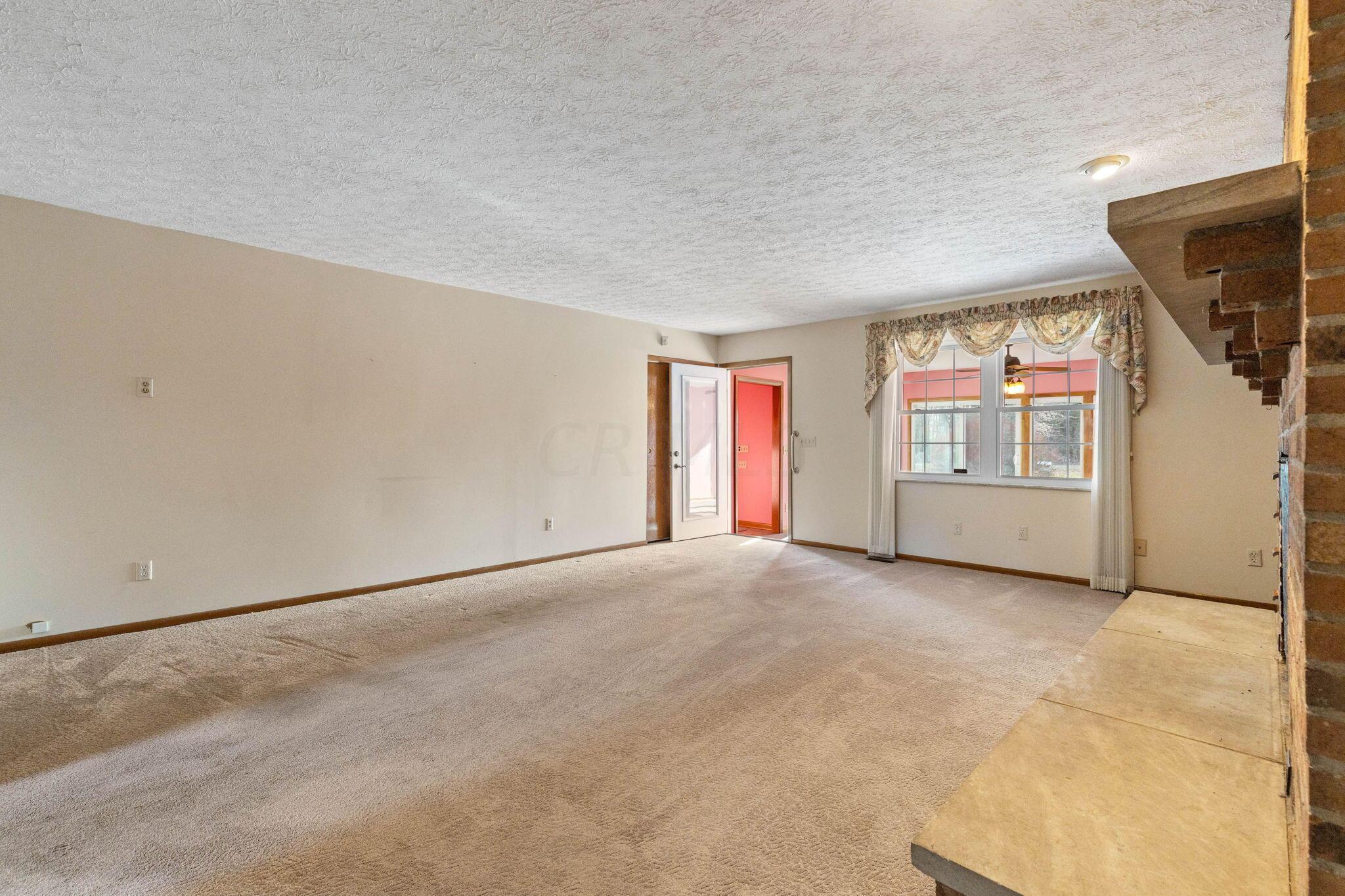7415 Blacks Road Southwest Pataskala, OH 43062 - Photo 11 of 56 Family Room - 7415 Blacks Road SW, Pataskala, OH 43062