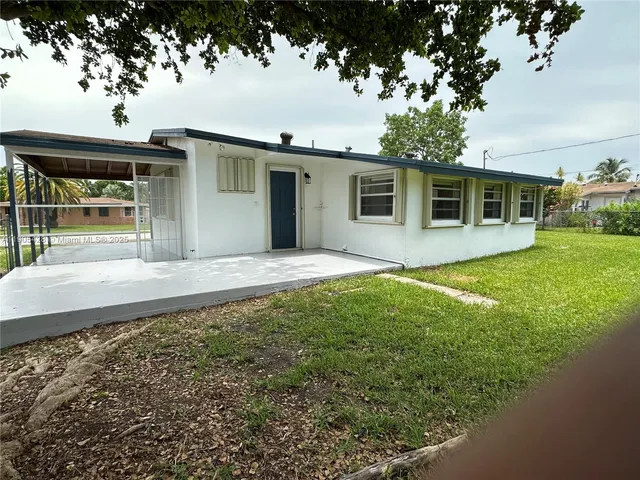 a view of a backyard