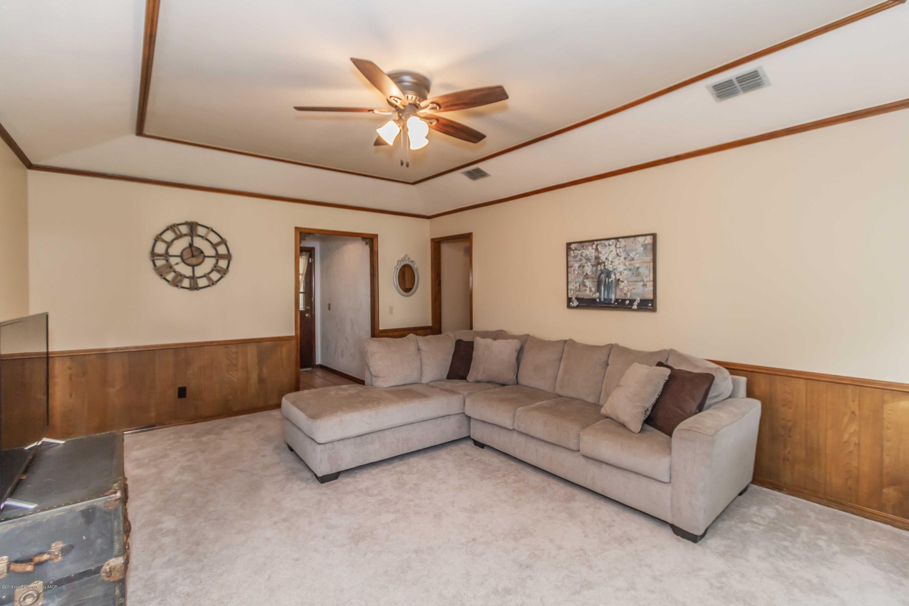 8214 Indian Trail Amarillo, TX 79110 - Photo 8 of 39 a living room with furniture and a ceiling fan
