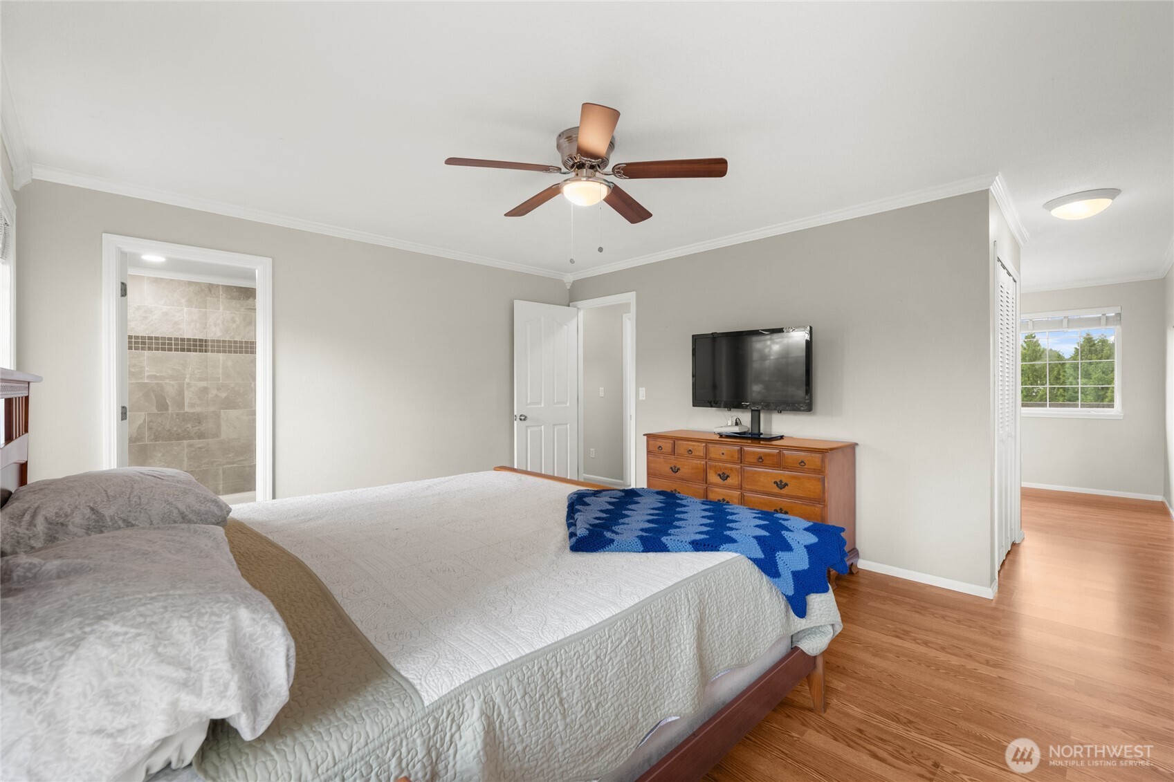 10 Jeffery Place Longview, WA 98632 - Photo 18 of 40 a bedroom with a bed and a flat screen tv