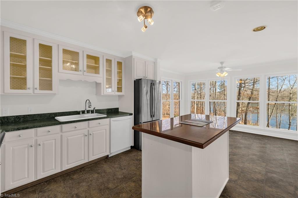 1301 Boyd Road Reidsville, NC 27320 - Photo 9 of 40 Kitchen