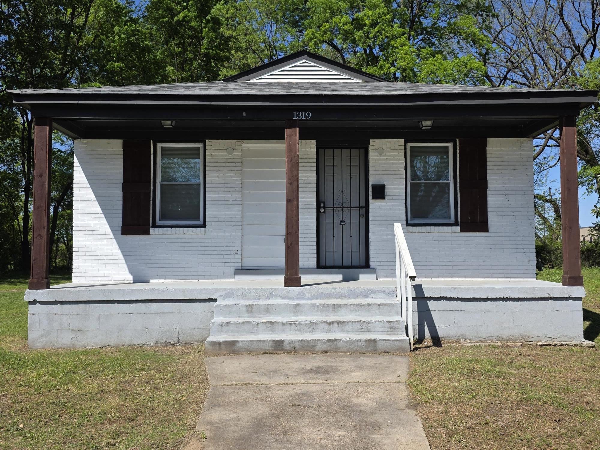 1319 Nicholas Street Memphis, TN 38107 - Photo 1 of 14 a front view of a house with a porch
