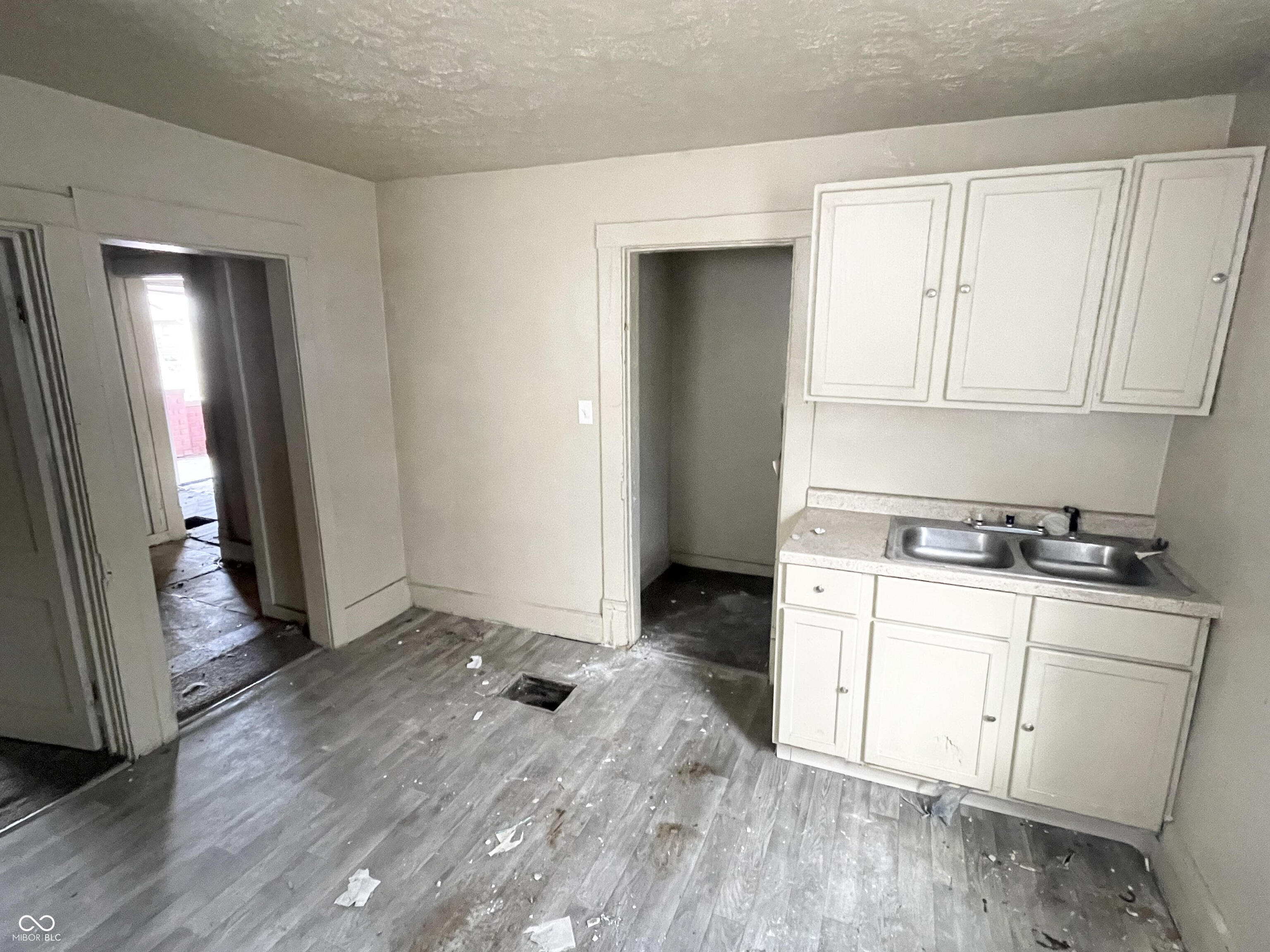 1437 Kappes Street Indianapolis, IN 46221 - Photo 5 of 9