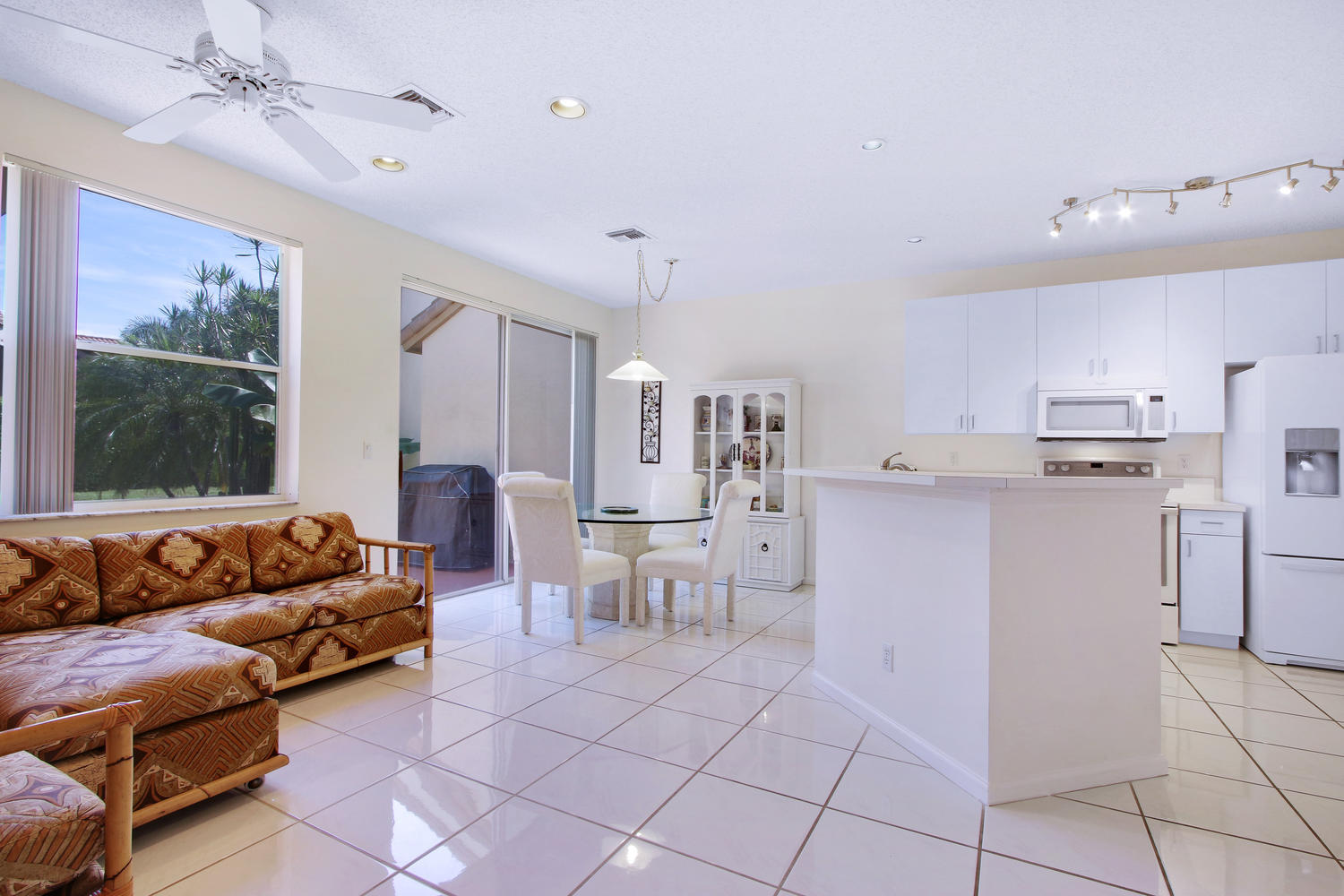 23341 Water Circle Boca Raton, FL 33486 - Photo 6 of 26 Family Room