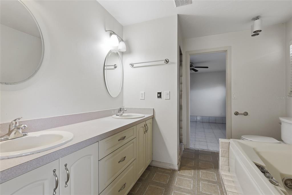 2951 Gocio Road Sarasota, FL 34235 - Photo 20 of 49