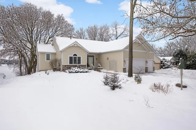 $1,250,000 | 3133 Spring Lake Road Southwest, Prior Lake, MN 55372