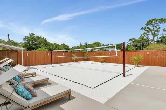 a view of sitting area with furniture