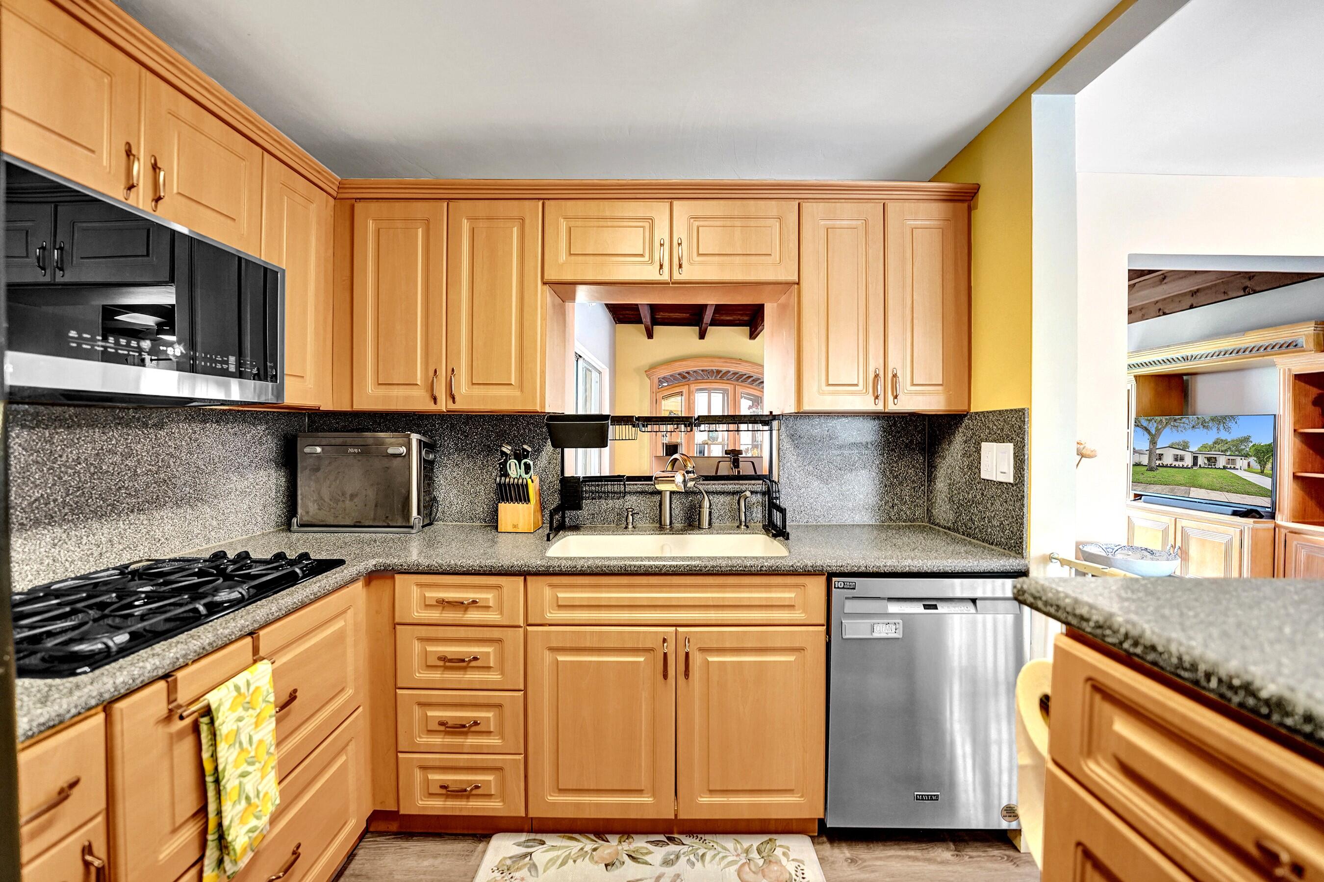 1341 North 30th Road Hollywood, FL 33021 - Photo 20 of 61 DSC08342