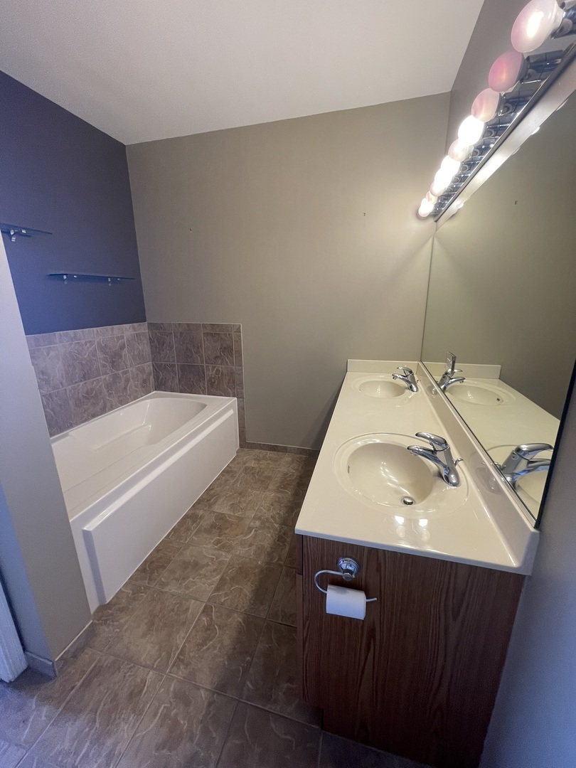 1101 South State Street, Unit 2104 Chicago, IL 60605 - Photo 19 of 37 a bathroom with a sink and a bathtub