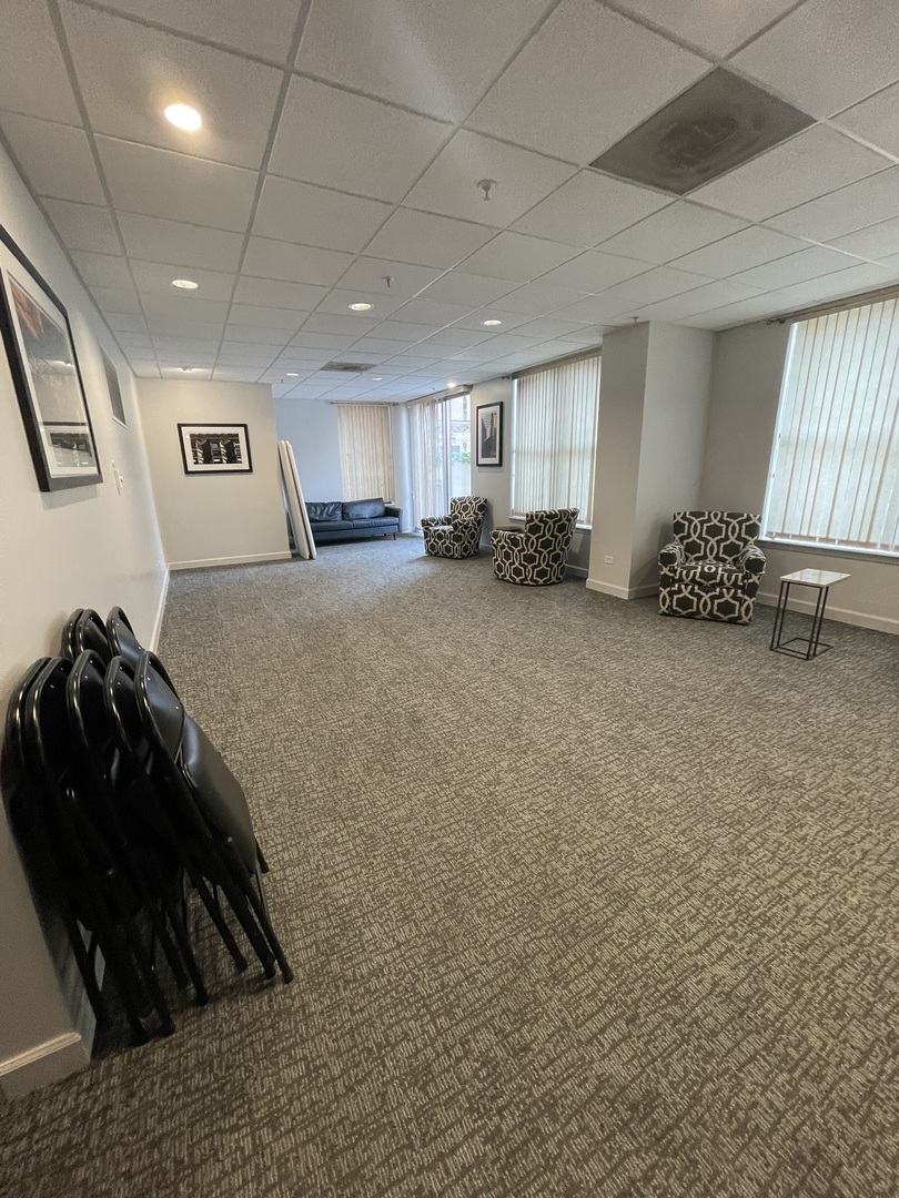 1101 South State Street, Unit 2104 Chicago, IL 60605 - Photo 35 of 37 a view of a livingroom with furniture and a ceiling fan