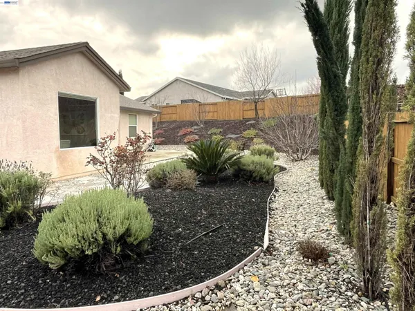 $2,800 | 358 Reddington Drive, Redding, CA 96003