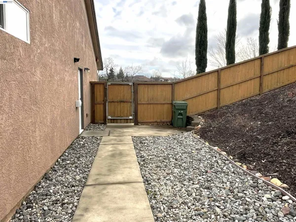 $2,800 | 358 Reddington Drive, Redding, CA 96003