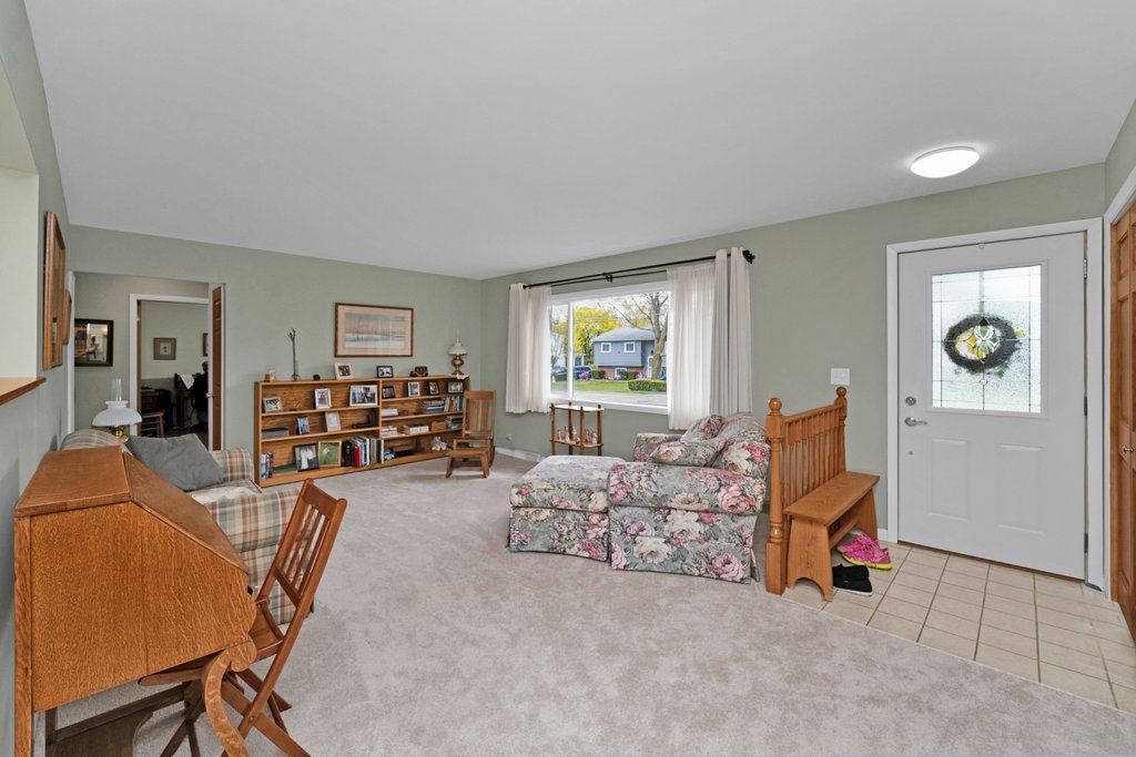 16 Tweed Road Fox Lake, IL 60020 - Photo 5 of 27 a living room with furniture and a flat screen tv